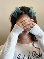 Pinzas para el pelo con lazo de malla verde con anillos minimalistas y collar perlas - Verde