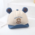 Λεπτομέρεια από κέντημα Baking Bear και μπλε τρισδιάστατα αυτιά σε βρεφικό καπέλο mesh - 48cm (6-20 Μήνες) / Μπλε
