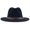 Détail d'un chapeau fedora bleu foncé en feutre avec une grosse chaîne en or rose - M (56-58cm) / Bleu Marine (Acrylique)
