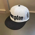Casquette snapback hip hop Compton à bord plat avec broderie contrastée noir et blanc - Réglable / Blanc
