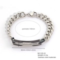Vue détaillée du bracelet cubain en acier inoxydable avec zircons et dimensions du produit - Plaque d'identité strass noir argent (B539-02)