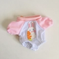 Rosa und weißer kurzärmeliger Einteiler mit Kaninchen-Stickerei für 17cm Puppen - Geeignet für 17cm Anhängerpuppen / Hasen-Strampler / Rosa