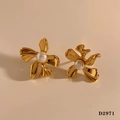 Orecchini a fiore dorati con perla bianca su superficie beige dal design moderno - Stile Lineare Astratto (D2971) / Oro