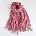Sciarpa minimalista rosa tenue con nappe a frange su uno sfondo bianco pulito - Rosa Antico