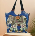 Detail der blauen Canvas-Tasche mit ethnischer Elefantenstickerei und großem Holzknopf - Stil 2-Blau Bestickter Elefant