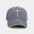 Detailansicht der dunkelgrauen Basecap aus gewaschenem Denim mit Kreuzstickerei - Frontstickerei / Grau