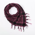 Dettaglio ravvicinato della sciarpa shemagh a quadretti rosa e neri con frange fini - Rosa Rossa