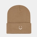 Détail du bonnet en maille marron avec un motif de smiley blanc brodé sur le revers - Kaki
