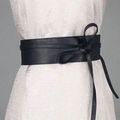 Gros plan sur une large ceinture noire avec un nœud élégant sur une robe texturée - Bleu marine