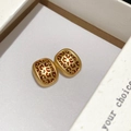 Detailopname van vintage gouden vierkante oorbellen met luipaardprint in geschenkdoos - Gouden Ovalen Luipaardprint (925 sterling zilveren oorknopje)