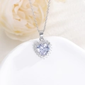 Collana scintillante con pendente a cuore in zircone e alone di pietre su vassoio bianco - Bianco