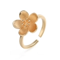 Dettaglio dell'anello a fiore placcato oro 18K con trama radiale e fascia regolabile - Fiore a Cinque Petali Texture Spazzolata (14538) / Oro