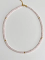 Dettaglio macro della collana di pietre naturali rosa chiaro con chiusura a moschettone oro - Quarzo Rosa