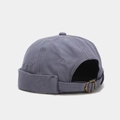 Detail van grijsblauwe docker cap met canvas textuur en verstelbare messing metalen gesp - Verstelbaar / Mistblauw