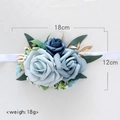 Handgelenk-Korsage mit blauen Kunstrosen und weißem Seidenband für Hochzeiten - Dunstblau