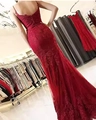 Vue détaillée d'une robe sirène en dentelle rouge foncé avec boutons au dos et broderies - Taille US 12 (L) / Bordeaux