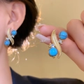 Boucles d'oreilles dorées vintage avec perles turquoise et diamants sur modèle - 27# Boucles d'oreilles turquoise irrégulière bleu doré (aiguille en argent)