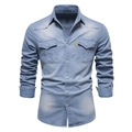 Detailansicht eines hellblauen Jeanshemdes mit Brusttaschen und Knopfleiste - S / Hellblau
