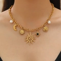 Dettaglio collana in acciaio inossidabile oro 18K con ciondoli sole, luna e perle su modella - Combinazione Sole Luna (01) / Oro