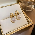 Détail de boucles d'oreilles créoles dorées avec perles blanches Aurora dans un écrin - 24# Tige d'oreille en argent sterling 925 Perle sirène or