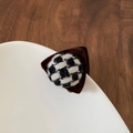 Pince à cheveux oreilles de chat flocage marron avec accent de motif en damier noir et blanc - Boule à Carreaux Noir et Blanc