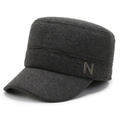 Gorra de invierno gris oscuro de lana con parte superior plana y adorno de metal N - Gris
