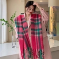 Détail d'une écharpe à carreaux rouge et vert avec franges sur un manteau d'hiver rose - 46s Rouge Vert à Carreaux
