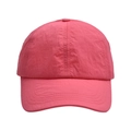 Dettaglio del cappellino rosa impermeabile che mostra la trama del tessuto traspirante - rosa acceso