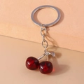 Portachiavi a ciliegia creativo con sfere rosse traslucide e dettagli in foglia metallica - Ciliegia in Resina Traslucida