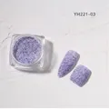 Vista macro di polvere glitter per unghie blu-viola con due unghie dimostrative nel vasetto - Polvere di Lana per Unghie 03#