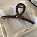Pince à cheveux en acrylique marron translucide avec des perles effet œil de chat - Style décor perles œil de chat doubles