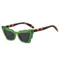 Moderne Schmetterling-Sonnenbrille mit grünem Rahmen und Bügeln in Schildpatt-Optik - Grüner Rahmen Graue Linsen