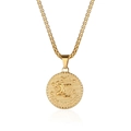 Goldene Schütze Relief-Anhänger Halskette im Vintage-Münzstil auf weißem Hintergrund - Gold Schütze
