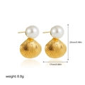 Detailansicht der 18k Gold Ginkgo Muschel Ohrringe mit Perlen und Maßen 25mm x 17mm - Gold Muschel Perle