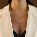 Goldene Chocker-Halskette mit Sternanhänger und Gliedern an einem weiblichen Model - Gold