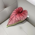 Detail van het bladvormige pluche kussen met realistische donkerroze nerftextuur - 46*26cm / Rood-Roze Dame