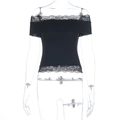 Detailansicht des schwarzen schulterfreien Crop-Tops mit zarter Spitze am Ausschnitt - XS / Schwarz