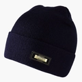 Dettaglio berretto in maglia a coste blu scuro con placca in metallo Classic Fashion - L (58-60cm) / Blu navy