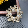 Élégante broche couronne dorée avec cristaux étincelants et cinq perles blanches rondes - BZ072 Couronne Exquise