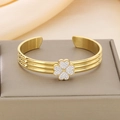 Détail du bracelet trèfle doré avec zircons pavés et pétales nacrés - Plein Zircon Doré (KB103427-K)