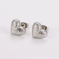 Primer plano de pendientes de corazón en acero plateado con textura de metal martillado - Color Acero