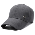 Gorra deportiva gris oscuro para hombre con logo metálico y tela transpirable texturizada - Ajustable / Estilo Placa Redonda / gris oscuro