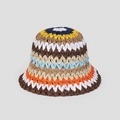 Dettaglio macro del motivo colorato a onde lavorato all'uncinetto sul cappello a secchiello - caffè / M (56-58cm)