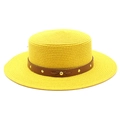 Détail d'un chapeau de paille jaune avec ruban en cuir marron et rivets dorés - M (56-58cm) / Jaune