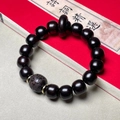 Bracelet en bois de santal noir poli avec perle sculptée et détails dorés - Ébène Anneau Coulissant Avec Pixiu (12mm)