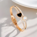 Detail van rosé gouden titanium armband met zwart-witte hartjes en pavé zirkonia - Dubbel Hart Email Armband (Roségoud)