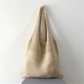 Dettaglio borsa tote in maglia beige con motivo traforato a rombi e fondo solido - Kaki