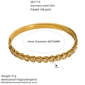 Detailansicht des goldenen Herz-Armreifs aus 304 Edelstahl mit 18k Goldbeschichtung - Gold Herz Eingelegter Stil (SB771G)