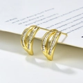 Elegante vergoldete geometrische Bogenohrringe mit dreilagigem Zirkonia-Pavé-Besatz - Goldener Bogen mit Zirkonia