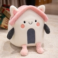 Peluche rosa con forma de casa con orejas de gato y cara bordada en una alfombra - Casa rosa pequeña